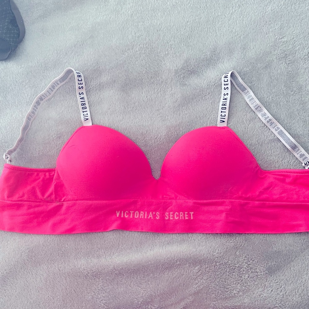 NWOT Victoria’s Secret wireless push-up sports bra. In pink in a size small.